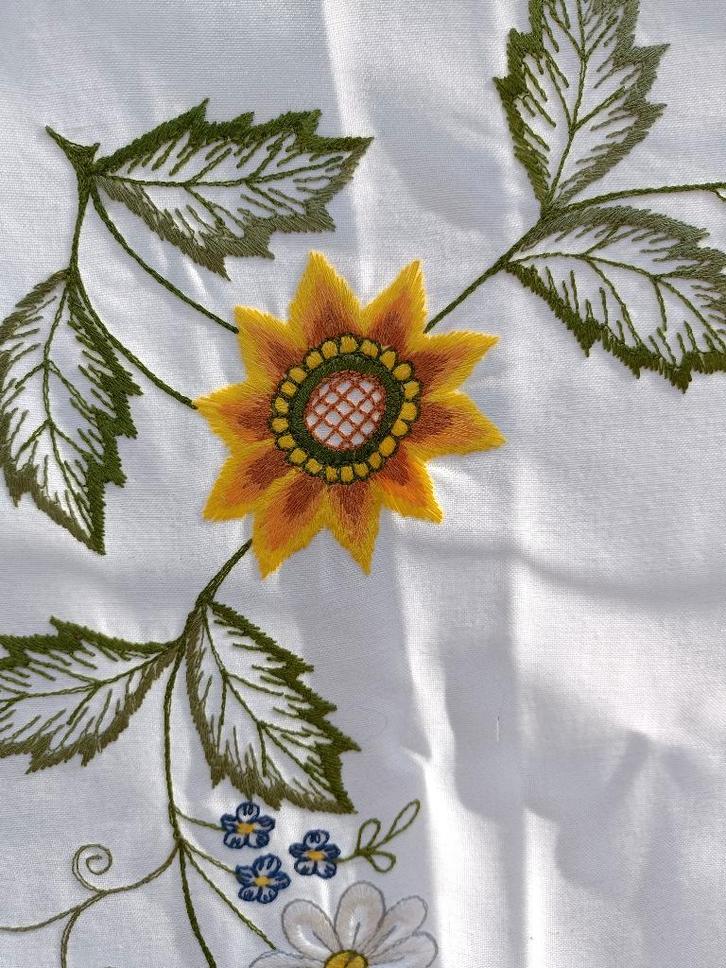 BIJNA GRATIS Vintage tafelkleed onderzetter geborduurd (AL45, Huis en Inrichting, Tafelkleden, Zo goed als nieuw, Vierkant, Ophalen of Verzenden