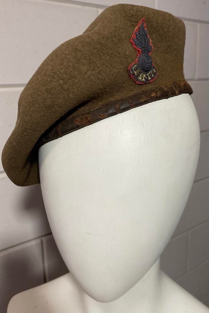 Britse baret Artillerie Officier - 1944, Ophalen of Verzenden, Landmacht, Engeland, Helm of Baret