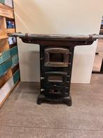 Antiek gietijzeren fornuis op hout, Huis en Inrichting, Kachels, Gebruikt, Houtkachel, Ophalen of Verzenden, Vrijstaand
