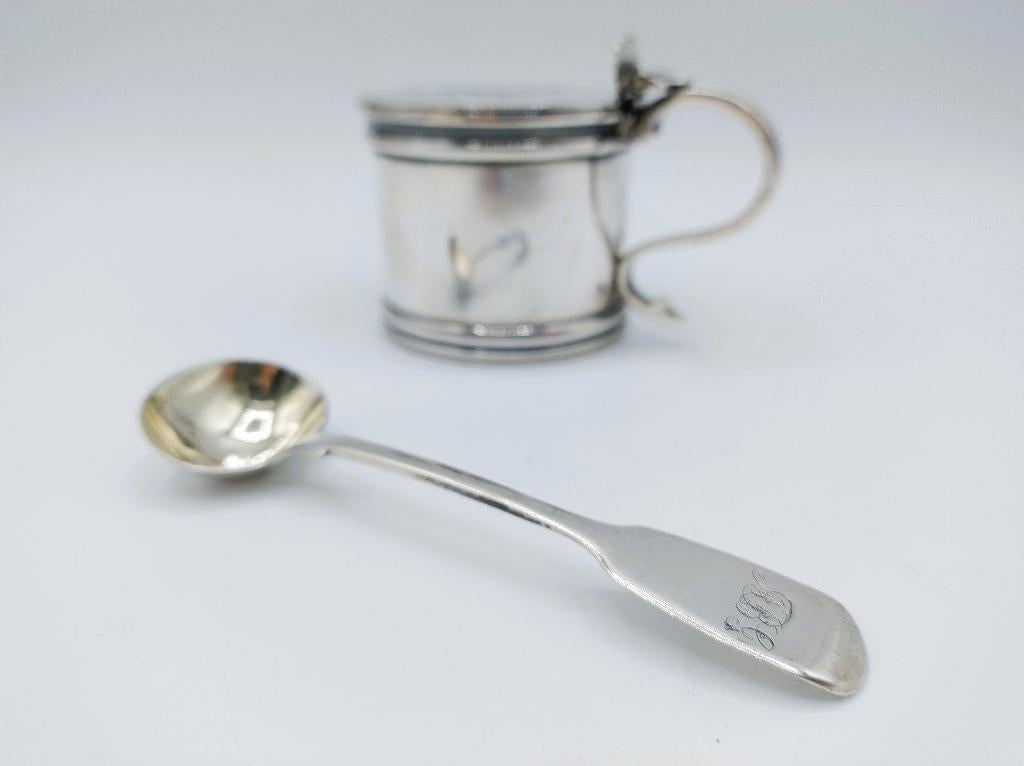 Zilveren mosterdpot met mosterdlepel, E. Barnard, 1977, Antiek en Kunst, Verzenden