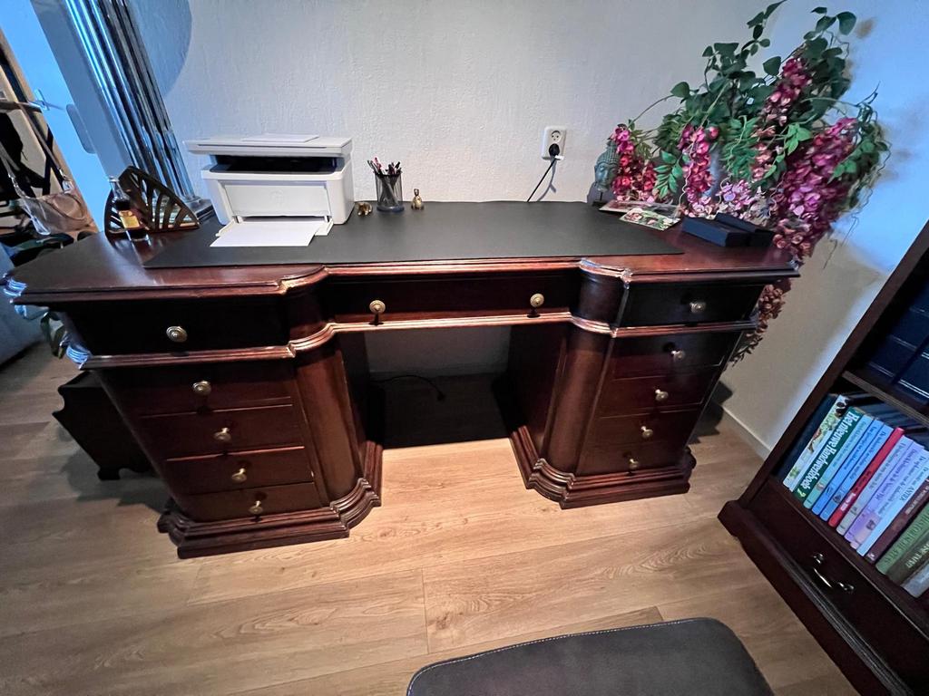 Antiek mahonie bureau, meer dan 100 jaar oud, zeer stijlvol, Huis en Inrichting, Bureaus, Ophalen, Overige typen, Gebruikt, 175 cm