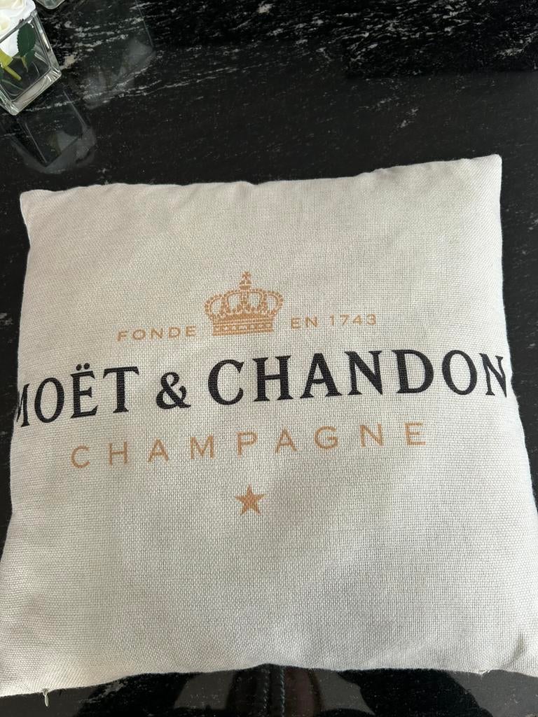 Moët & Chandon kussen, Ophalen of Verzenden, Zo goed als nieuw