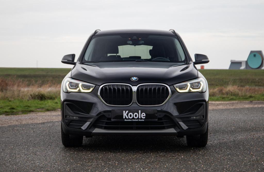 BMW X1 xDrive25e Executive CAMERA / CARPLAY / HEAD UP DISPLA, Gebruikt, Zwart, Vierwielaandrijving, 3 cilinders