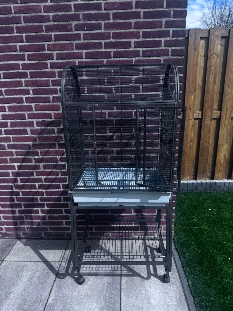 Ruime vogelkooi op wielen, Dieren en Toebehoren, Ophalen, Gebruikt, Metaal, Vogelkooi