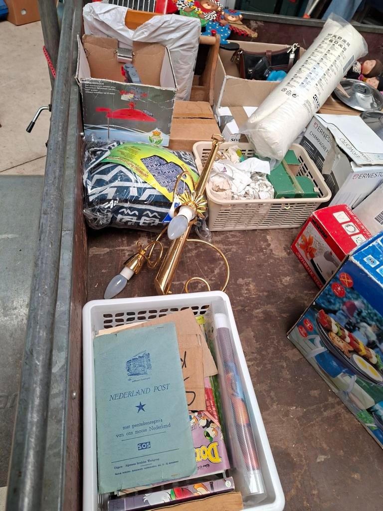Rommelmarkt spullen van alles wat, Ophalen