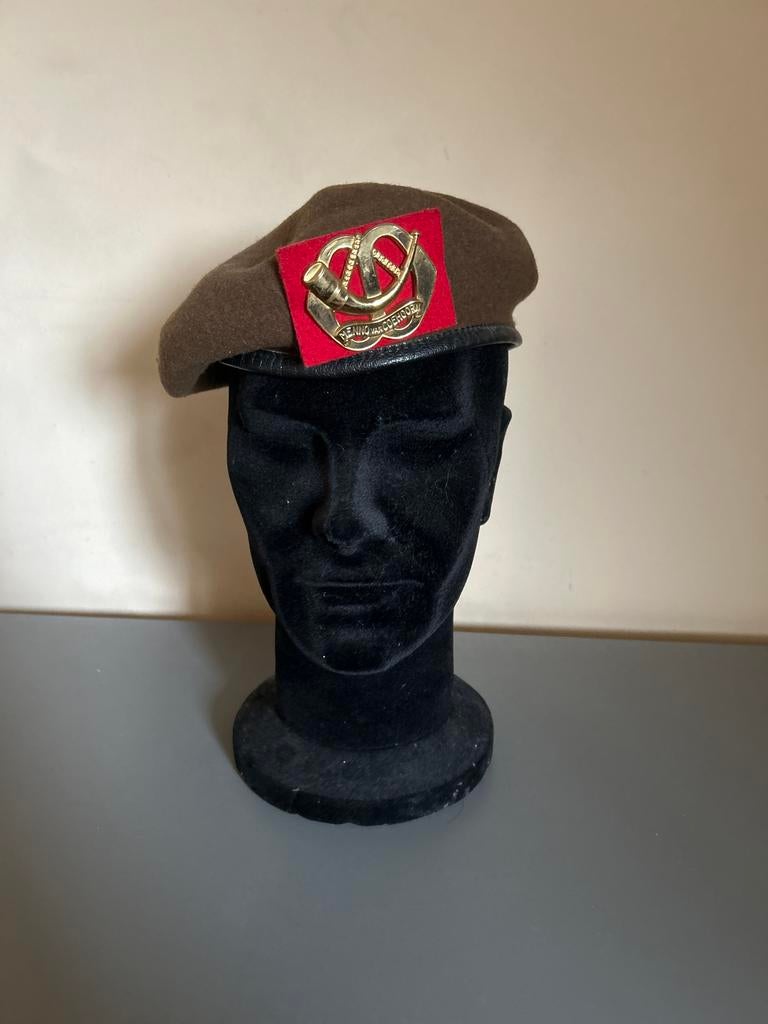 Baret Landmacht infanterie met embleem Menno van Coehoorn, Verzamelen, Ophalen of Verzenden, Landmacht, Nederland, Helm of Baret