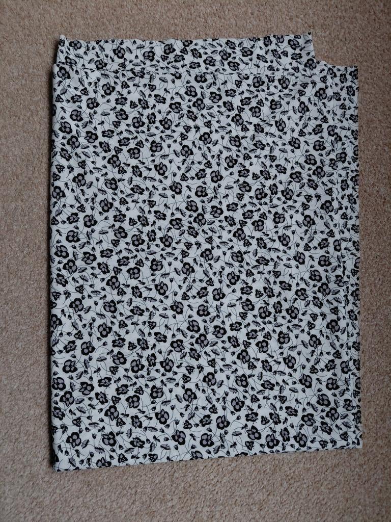 Witte lap stof met grijs/zwarte bloemetjes, Overige materialen, 120 cm of meer, Nieuw, Ophalen of Verzenden