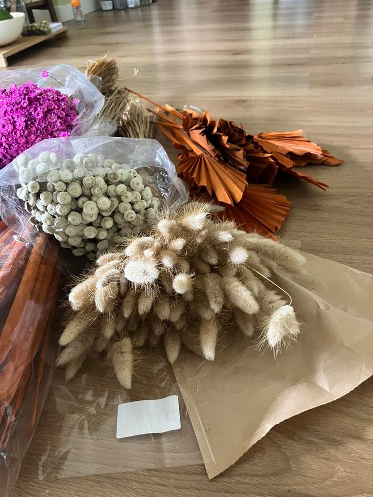 Partij droogbloemen en metalen houders, Ophalen