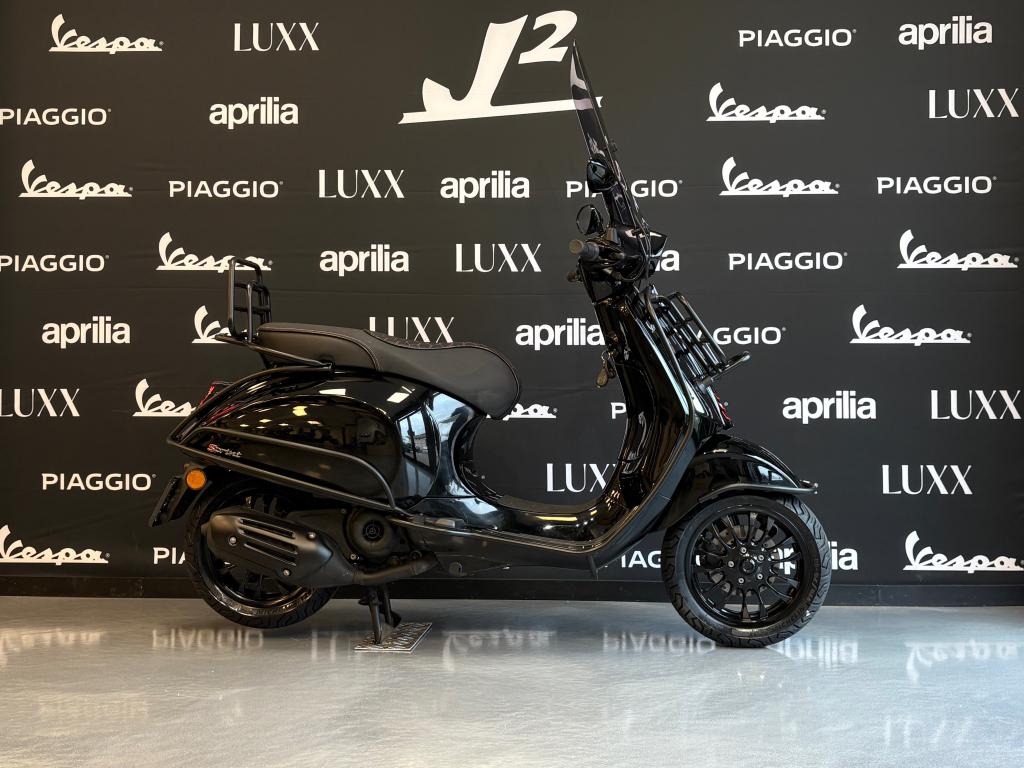 Vespa Sprint | Glans Zwart | Brom | 2022 | 8454 km | 1 eig, Overige modellen, ., Maximaal 45 km/u, Ophalen of Verzenden