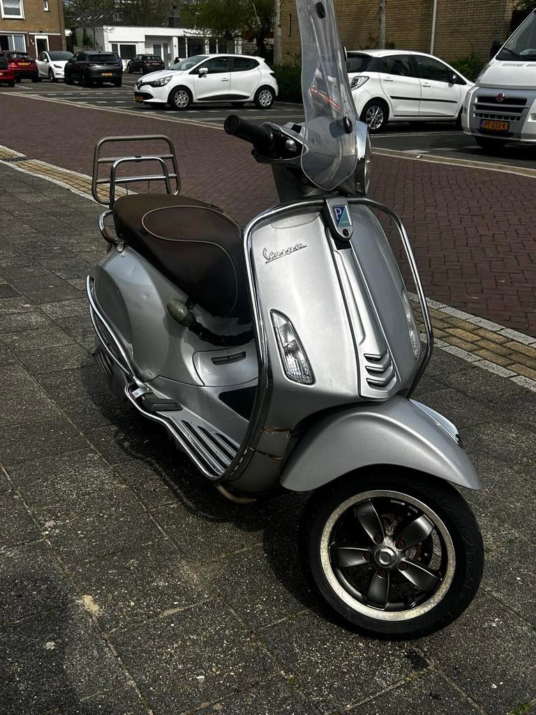 vespa primavera 2016 blauwe plaat, Fietsen en Brommers, Scooters | Vespa, Ophalen, Zo goed als nieuw, Benzine, Overige modellen
