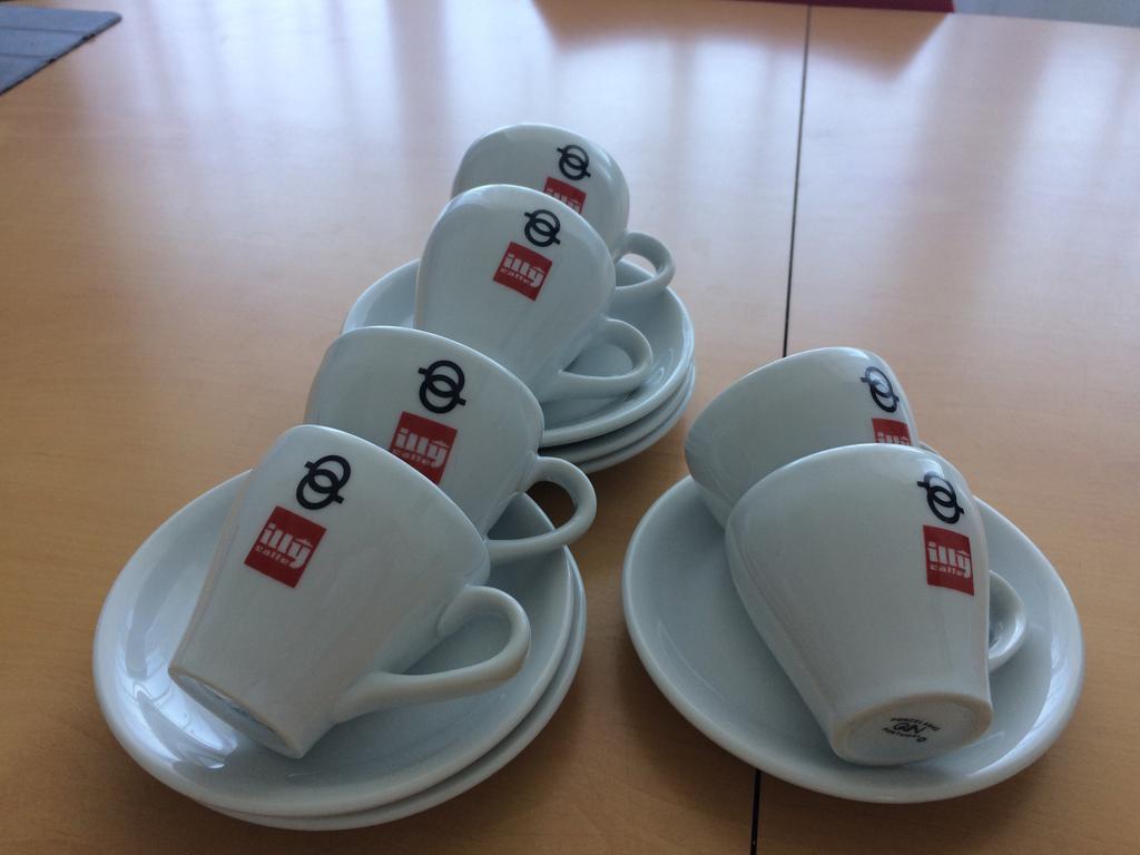 Nespresso kopjes , merk illij, Ophalen, Zo goed als nieuw, Jongetje of Meisje, Schoentjes