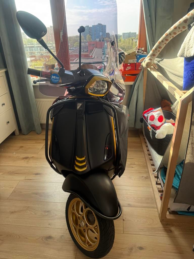 Vespa Sprint 2022 snor lage km 29-08-2022, Gold on Black, Fietsen en Brommers, Scooters | Vespa, Ophalen, Vespa S, Zo goed als nieuw