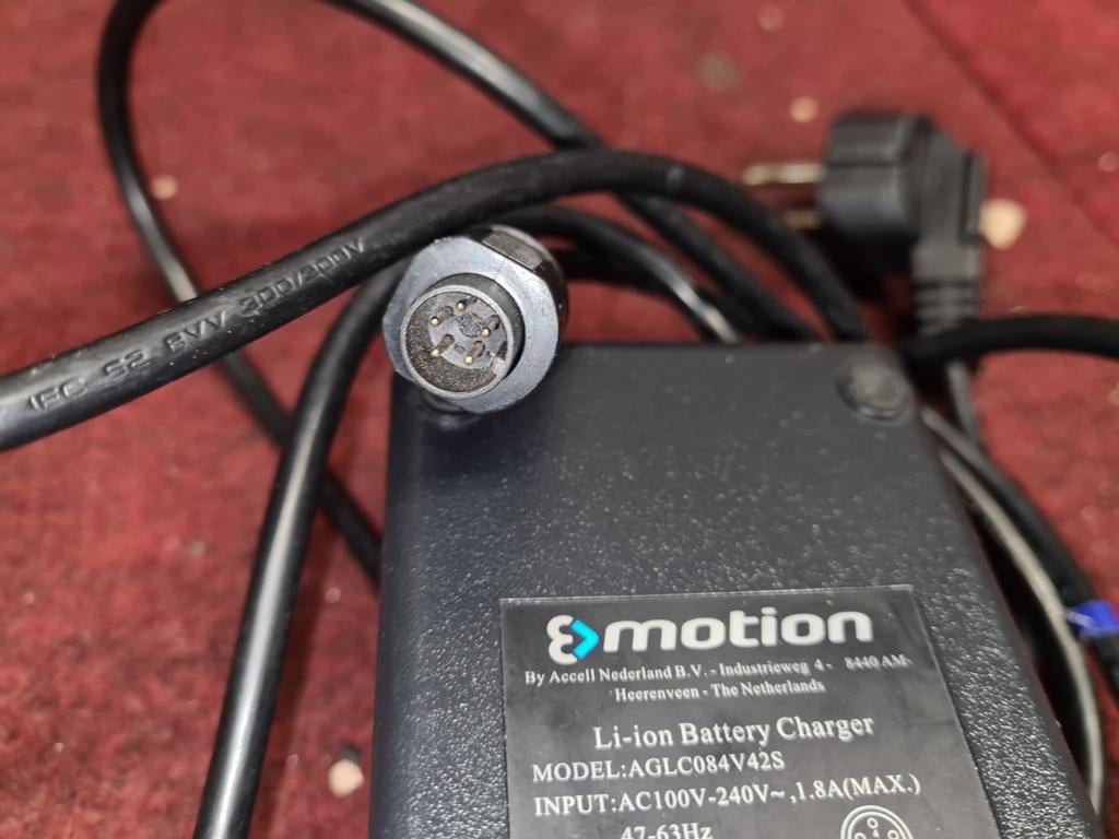 Oplader Sparta Batavus Emotion E-bike Accu 42V 2A, Fietsen en Brommers, Fietsaccessoires | Fietsaccu's, Verzenden