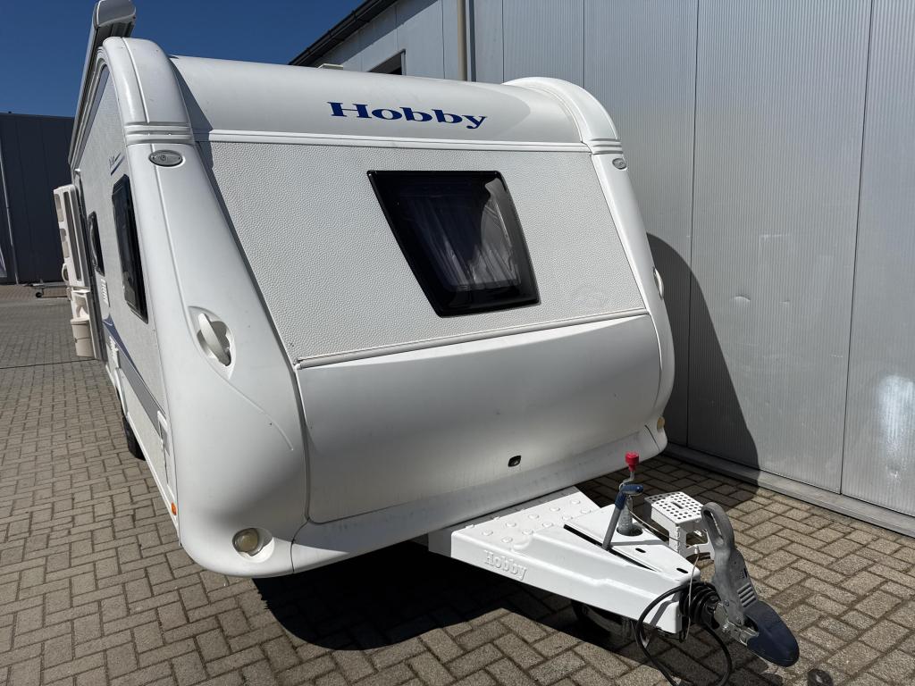Hobby De Luxe 560 KMFE Stapelbedden, airco, Caravans en Kamperen, Caravans, Bedrijf, Treinzit, 5 tot 6 meter, 1250 - 1500 kg