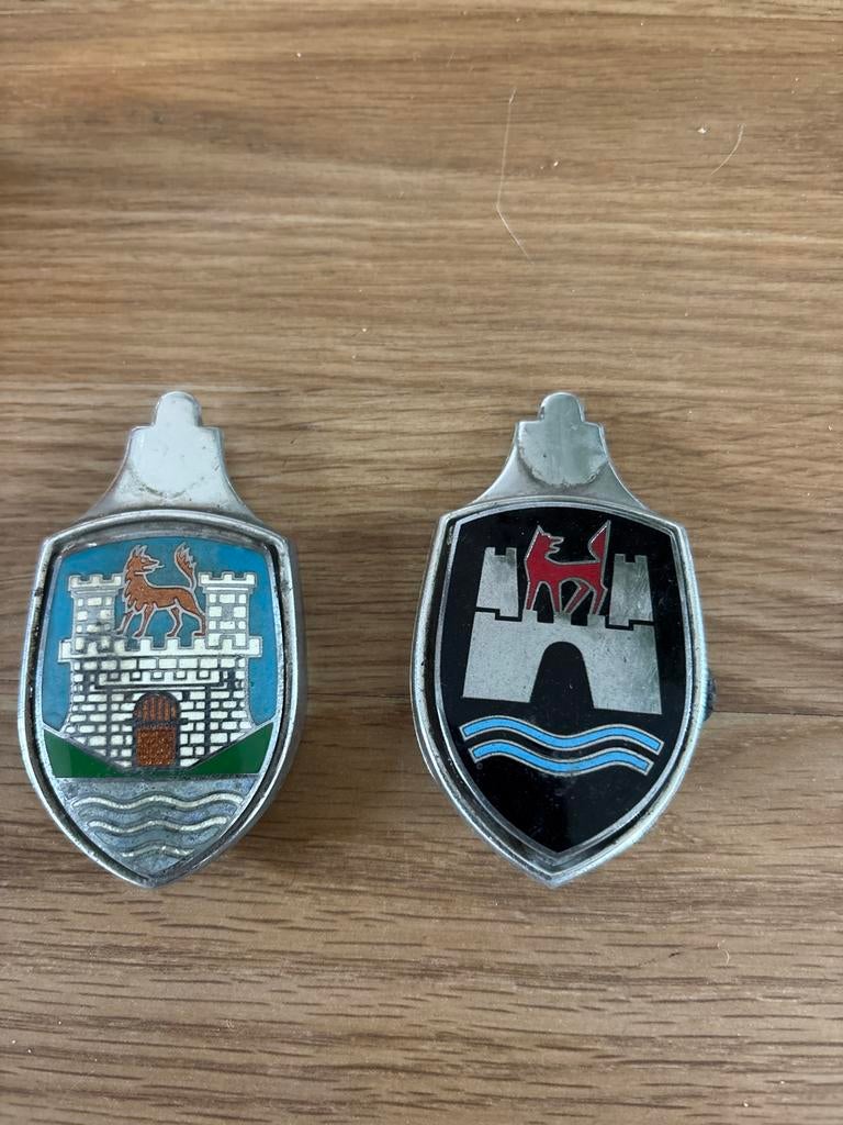 Twee originele VW Wolfsburg emblemen, Auto-onderdelen, Overige Auto-onderdelen, Volkswagen, Gebruikt, Ophalen