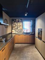 Luxe Rotpunkt showroomkeuken Walnut met natuursteen blad, Ophalen, Bruin, Hoekkeuken, Graniet of Steen