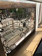 Decoratief raam met smeedijzeren rooster, Ophalen