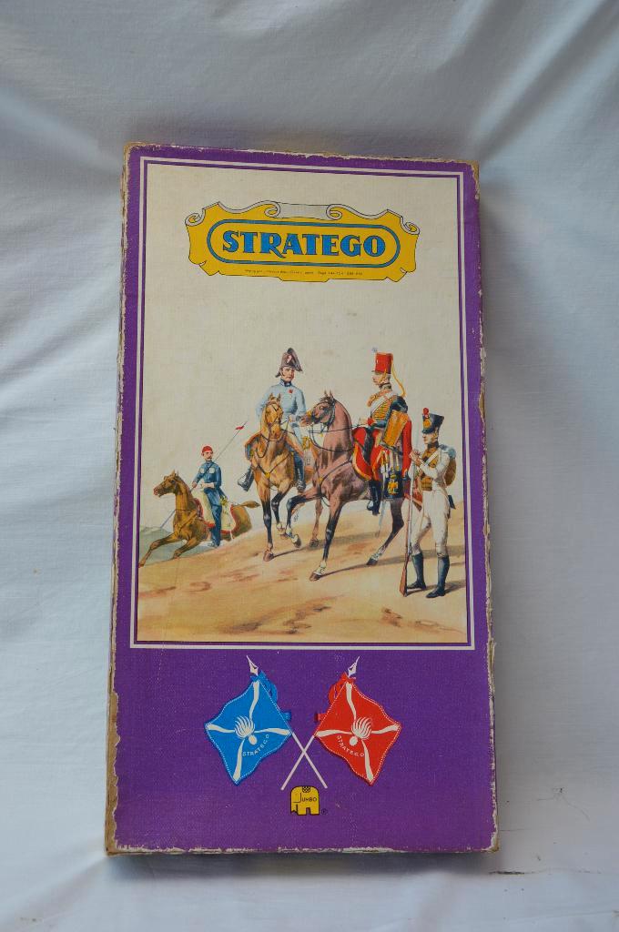 Vintage Stratego bordspel jumbo, paarse lange doos jaren 60, Hobby en Vrije tijd, Gezelschapsspellen | Bordspellen, Gebruikt, Een of twee spelers