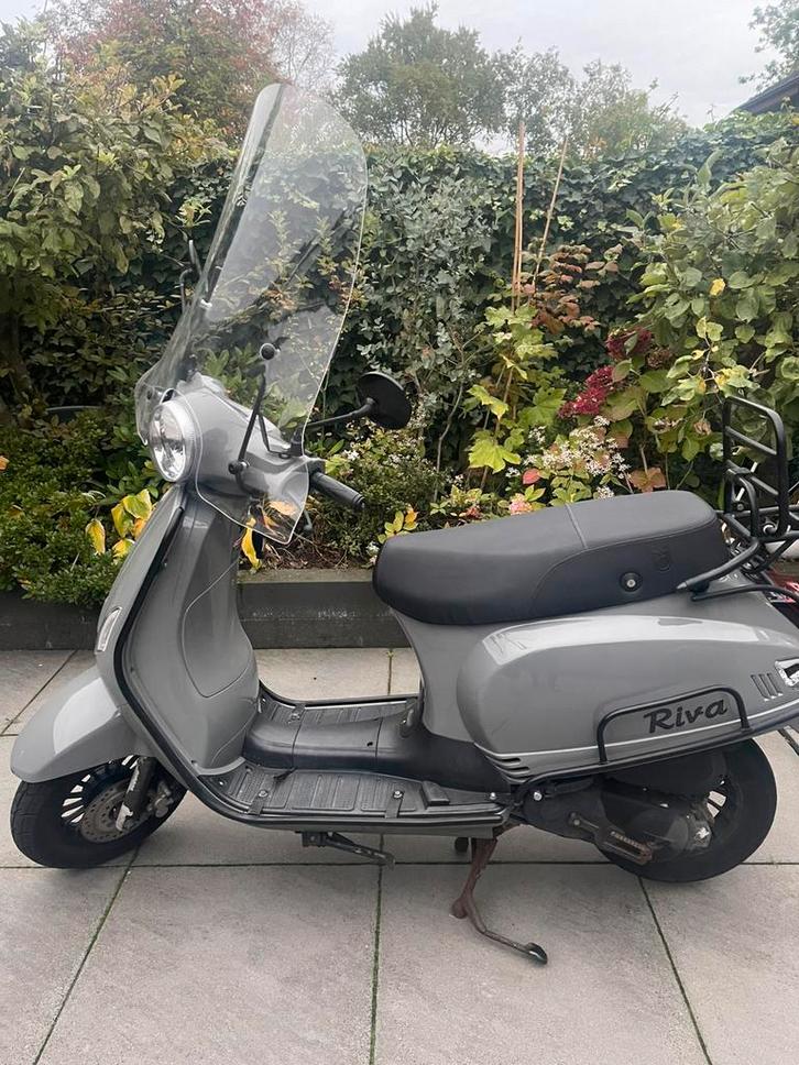 Riva scooter grijs – blauw kenteken, 35 km/u, Fietsen en Brommers, Snorfietsen en Snorscooters, Gebruikt, Overige merken, Benzine