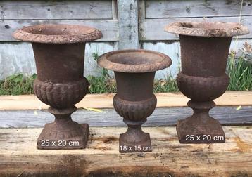 Vele gietijzeren vazen etc. voor tuin / binnendecoratie  beschikbaar voor biedingen