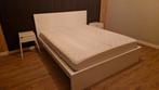 Wit Tweepersoonsbed met matras en nachtkastjes, Huis en Inrichting, Ophalen, Wit, Tweepersoons, Zo goed als nieuw