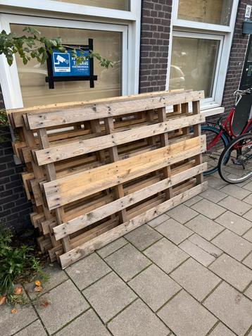 Gratis op te halen houten pallets beschikbaar voor biedingen