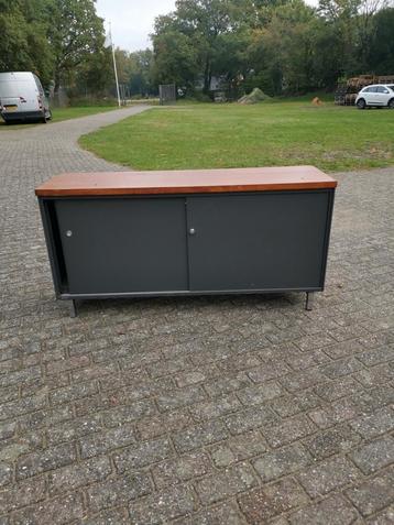Metalen kast beschikbaar voor biedingen
