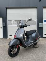 Vespa 300 GTS super | Akrapovic | uitmuntende staat | 1700km, Fietsen en Brommers, Scooters | Vespa, Ophalen, Zo goed als nieuw