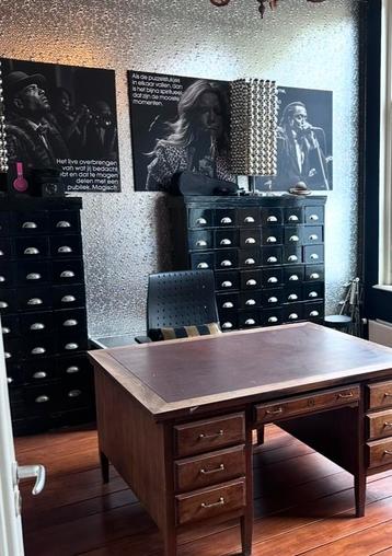 Antieke drukkerij kasten met veel lades beschikbaar voor biedingen