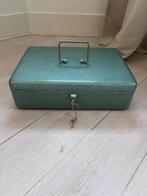 Stalen turqouise geldkistje, Ophalen