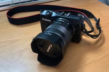 Canon EOS M met 18-55is lens, zonnekap en 3 camera-accus beschikbaar voor biedingen