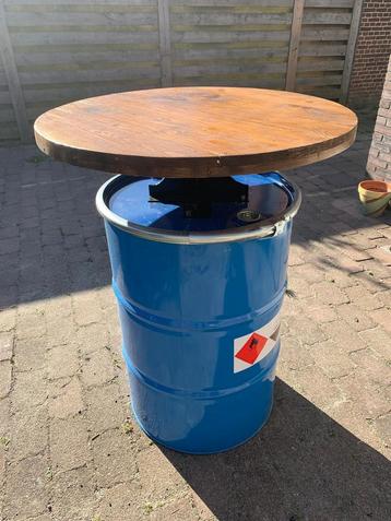 Statafel van oliedrum, vat beschikbaar voor biedingen