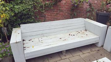 Tuinbank van hout met kussens beschikbaar voor biedingen