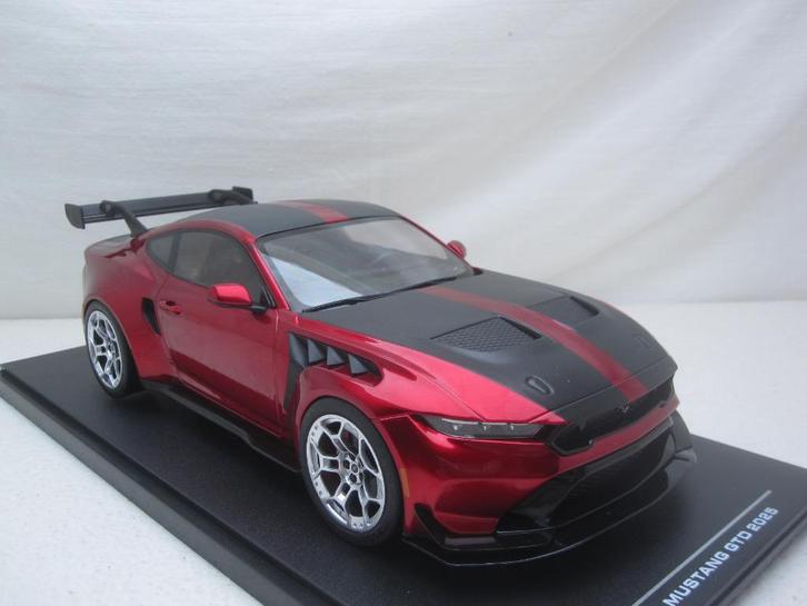Ford Mustang GTD 2025 rood metallic 1:18 IXO/MCG, Hobby en Vrije tijd, Modelauto's | 1:18, Nieuw, Auto, Overige merken, Ophalen of Verzenden