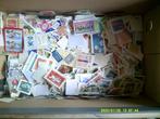 schoenendoos 2100 gr vol postzegels, wereld, Postzegels en Munten, Postzegels | Volle albums en Verzamelingen, Ophalen of Verzenden