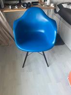 Vitra eames stoel met houten poten, Ophalen, Gebruikt, Blauw, Eén