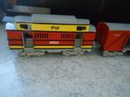 NS Locomotief met 3 wagons op schaal gem. door meubelmaker, Verzenden