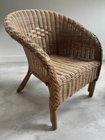 Rotan kinderstoeltje met gevlochten rugleuning beschikbaar voor biedingen