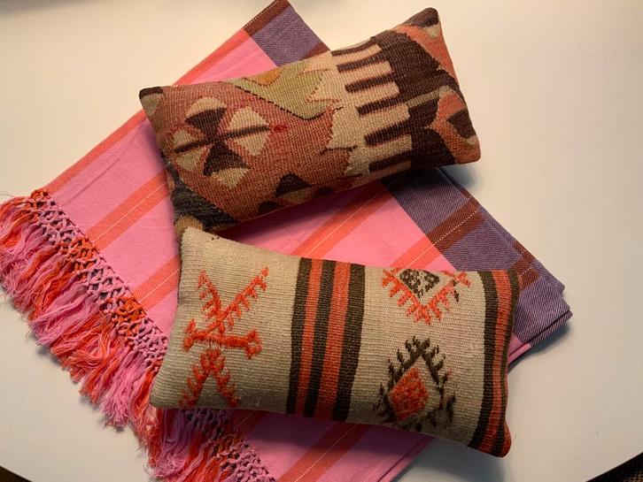 Twee kelim kussentjes van wol, Huis en Inrichting, Woonaccessoires | Kussens, Zo goed als nieuw, Rechthoekig, Ophalen