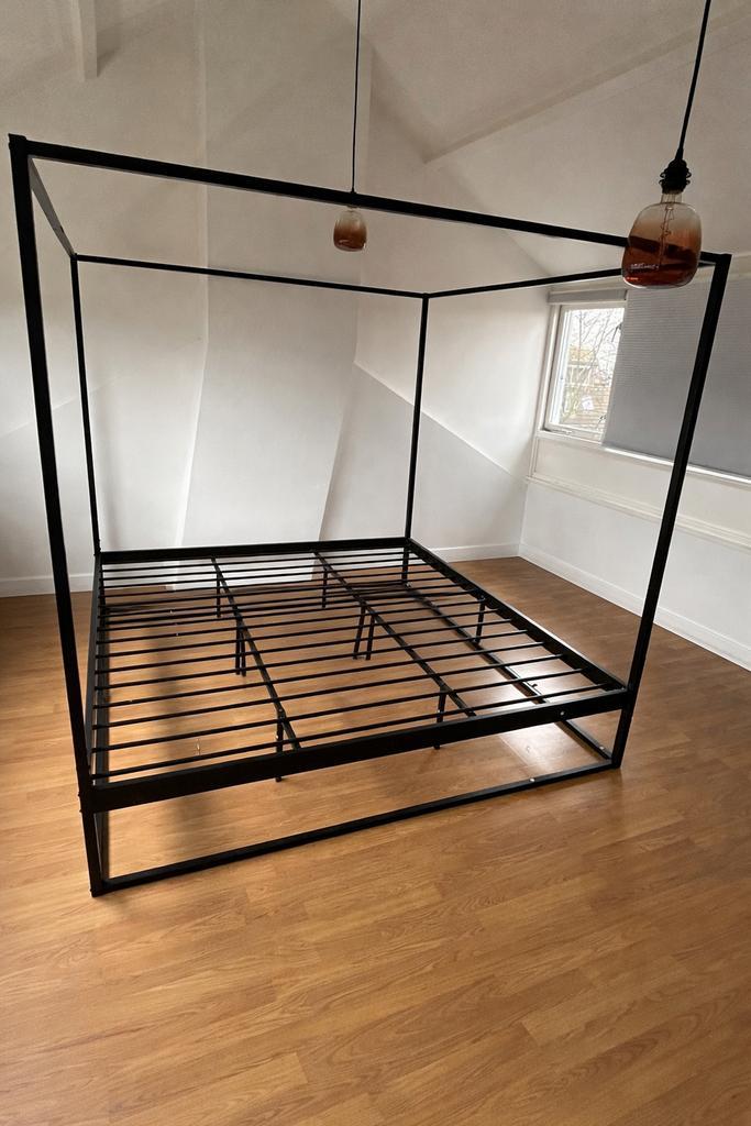 Zwart metalen hemelbed 180x200 - Zo goed als nieuw!, Huis en Inrichting, Slaapkamer | Bedden, Zo goed als nieuw, Tweepersoons