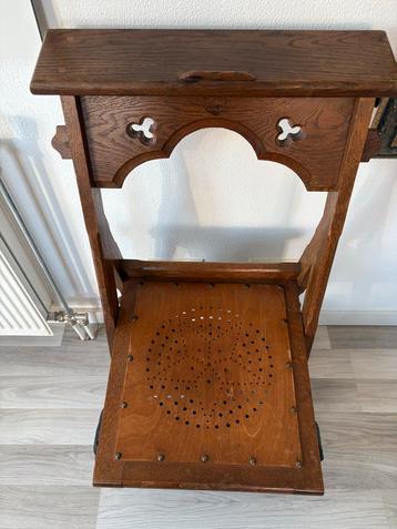 Antieke Houten bid stoel beschikbaar voor biedingen