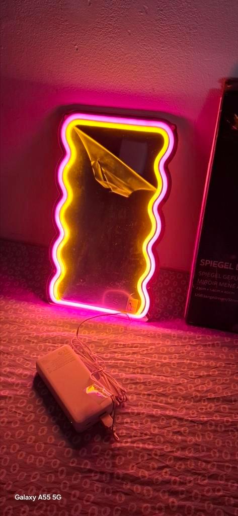 Leuk led neon spiegel geel/rose nieuw
Van action folie zit e, Huis en Inrichting, Overige Huis en Inrichting, Nieuw, Ophalen of Verzenden
