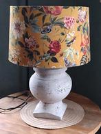 Tafellamp met betonnen voet en gebloemde velvet/velours kap, Huis en Inrichting, Ophalen, Zo goed als nieuw, 50 tot 75 cm
