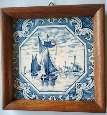 Oudhollandse Delfts blauwe tegel in houten lijst. beschikbaar voor biedingen