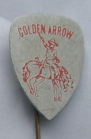 Pin - GOLDEN ARROW, Ophalen of Verzenden, Zo goed als nieuw, Merk, Speldje of Pin