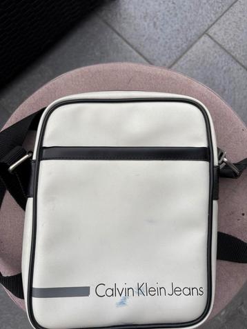Calvin klein schouder tasje beschikbaar voor biedingen