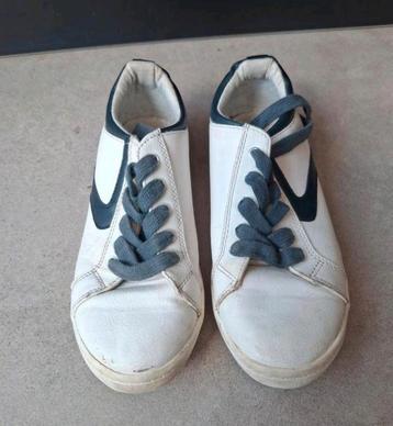 Sportschoenen 33 Arrested wit jongen beschikbaar voor biedingen