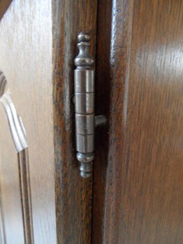 donker eikenhouten kastje beschikbaar voor biedingen