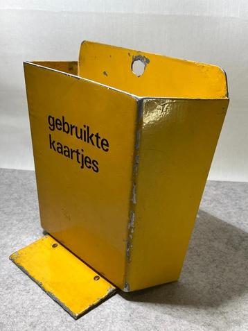 Gele OV-kaartjesbak uit het strippenkaart tijdperk beschikbaar voor biedingen