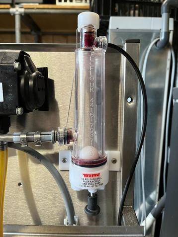 8 x MiniFob & 8 x Flojet Pump op RVS Rack beschikbaar voor biedingen